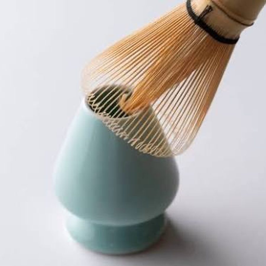茶筅を伏せて掛けた青磁の茶筅立て
